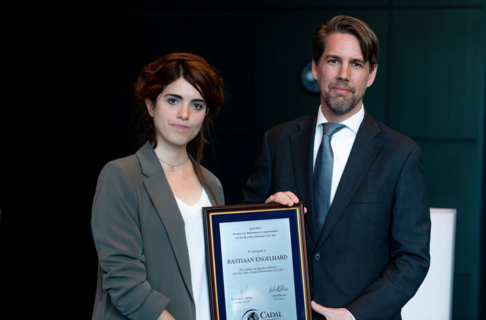 Bastiaan Engelhard received in The Hague the award for his work in Cuba