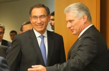 Martín Vizcarra, presidente de Perú, junto al dictador cubano Miguel Díaz-Canel Martín Vizcarra, presidente de Perú, junto al dictador cubano Miguel Díaz-Canel